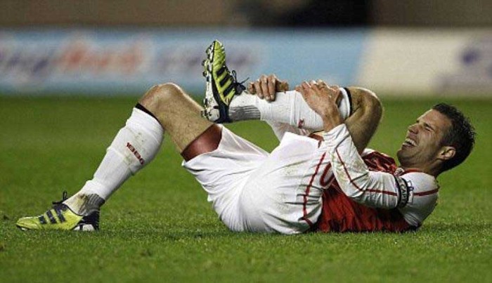 2006-07: Van Persie dính chấn thương hông và kế đến là vỡ xương bàn chân trước khi bị đau đầu gối cộng thêm một vết đau cơ đùi.